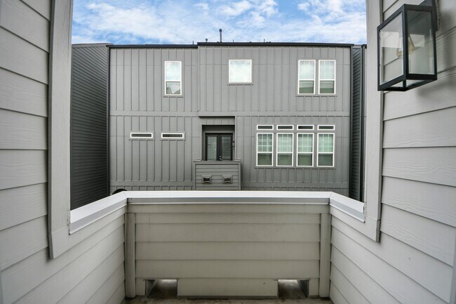 Building Photo - 1223 W 16th St
