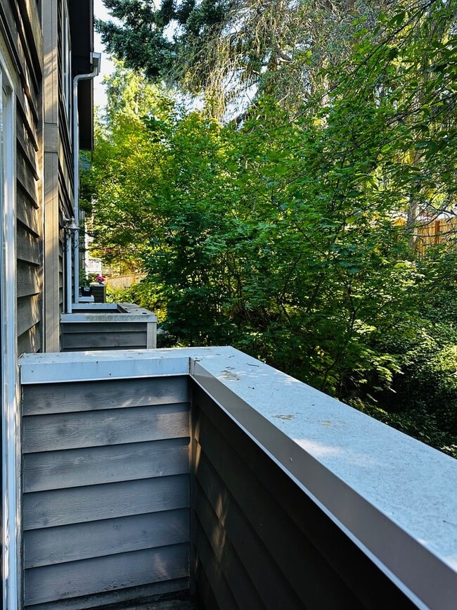 Building Photo - Modern 3BR | 2.5BA Townhome with Private T...