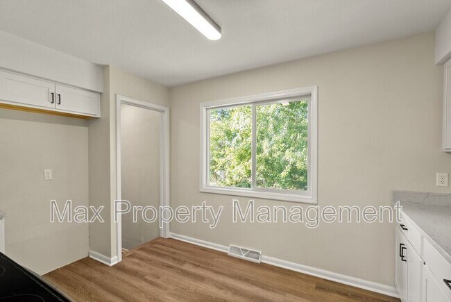 Building Photo - 121 Thornton Ave