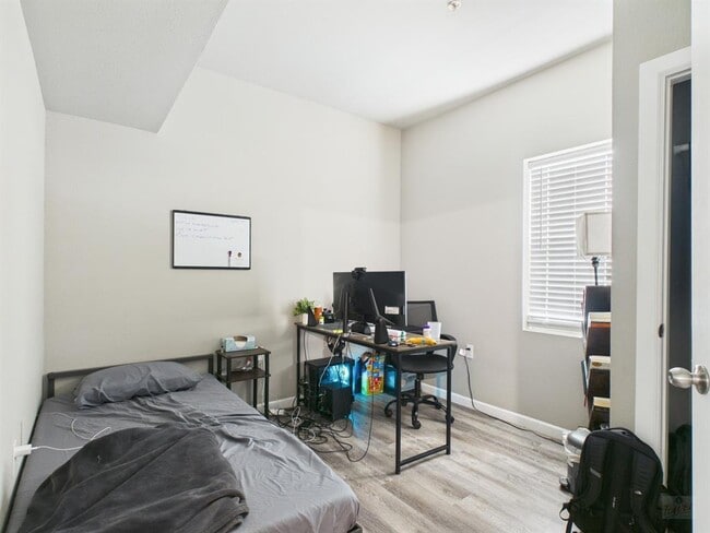 Building Photo - 911 W 22nd St