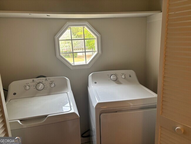 Building Photo - 4961 Brownwood Dr