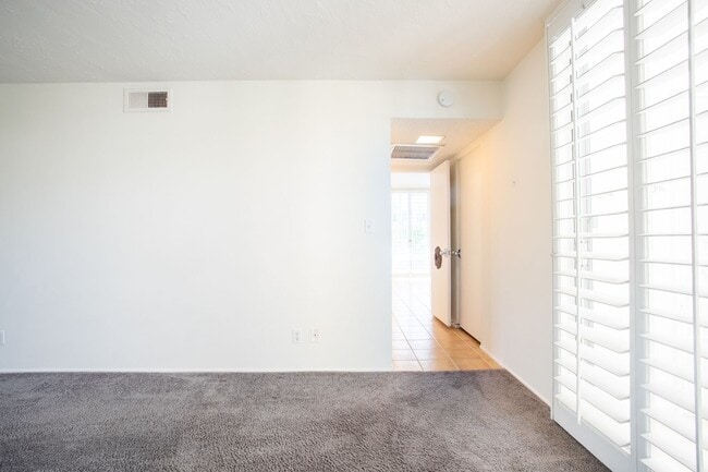 Building Photo - Mid-Century in Rancho Mirage!