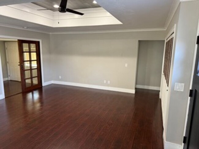 Building Photo - Remodeled Single Story 3 Bedroom/2 Bathroo...