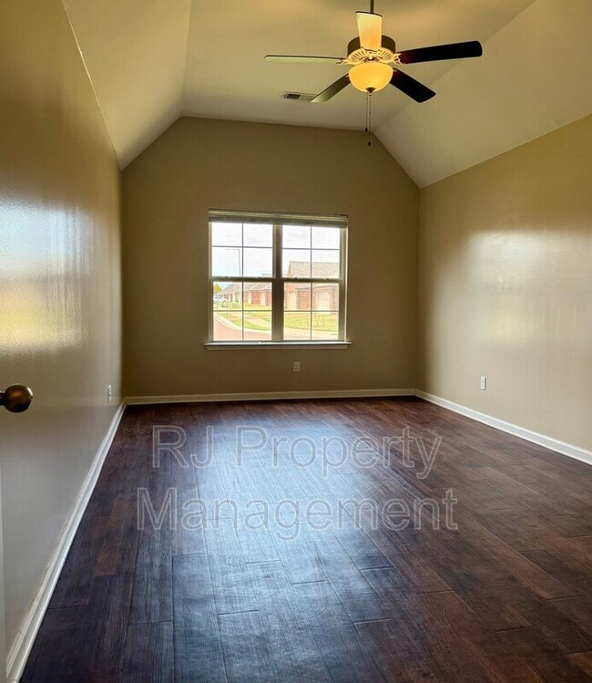 Building Photo - 5520 Kaitlyn Dr E