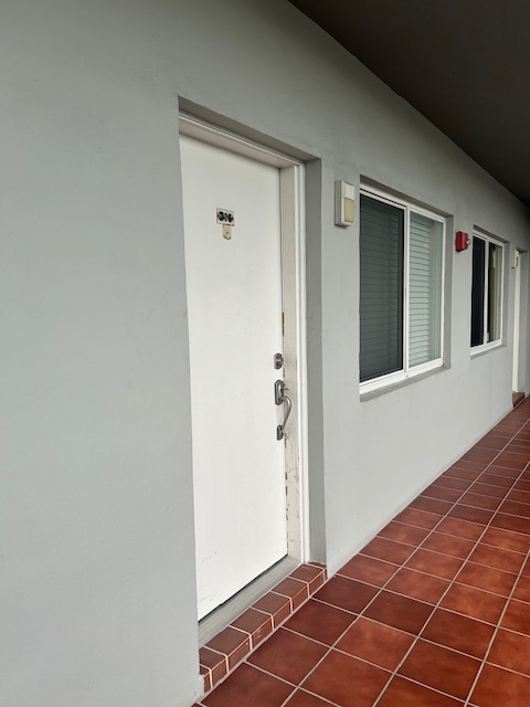 Apt with window in liv rm and kitchen - 900 SW 84th Ave