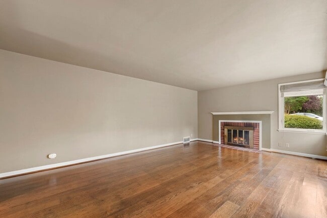 Building Photo - Nice 4-bed, 2-bath single-family home with...