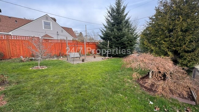 Building Photo - Charming Single-Level Home in Sought-After Roseway