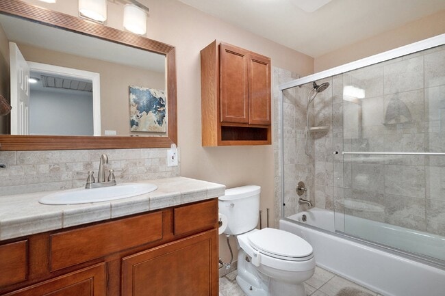 Building Photo - Beautiful home on large lot. Available 5/15