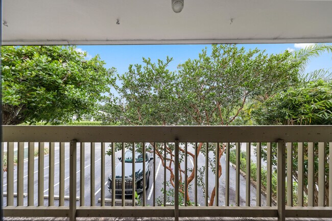 Building Photo - 6021 Bayview Dr