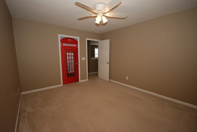 Building Photo - Oversized Executive Style Home with Finish...