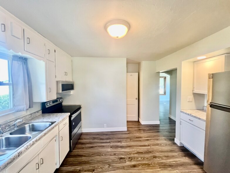 Building Photo - 1032 N Rapids Rd