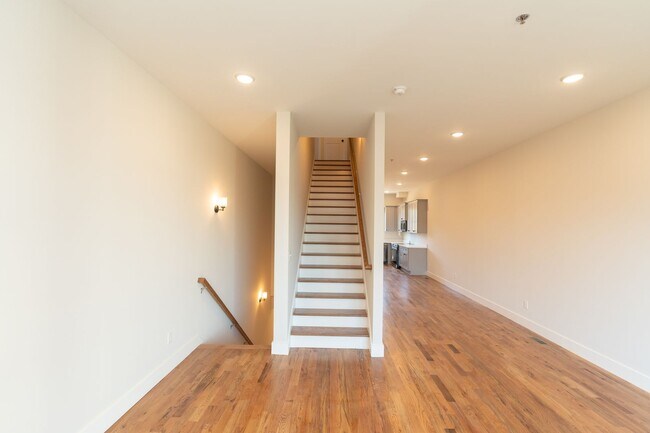 Building Photo - Modern 4 Bedroom Townhome in Southside Chattanooga