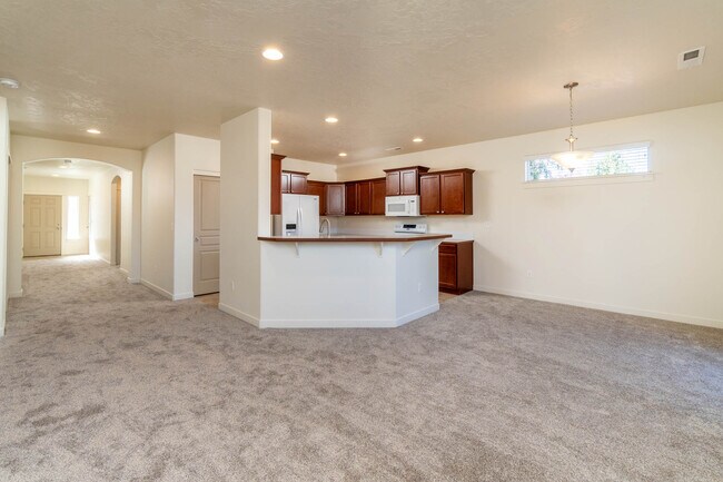 Building Photo - 3667 SW Pumice Stone Ave