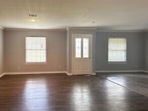 Building Photo - 3 Bedroom / 2 Bath