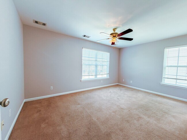Building Photo - 11 Red Robin Ct