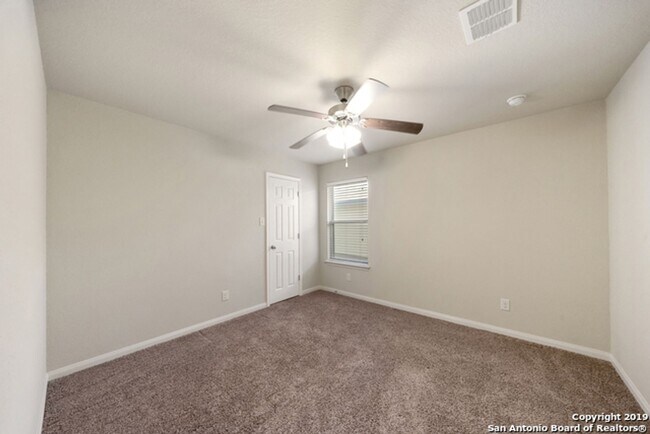 Building Photo - 4 Bedroom/2.5 Bath Mesa Creek Subdivision