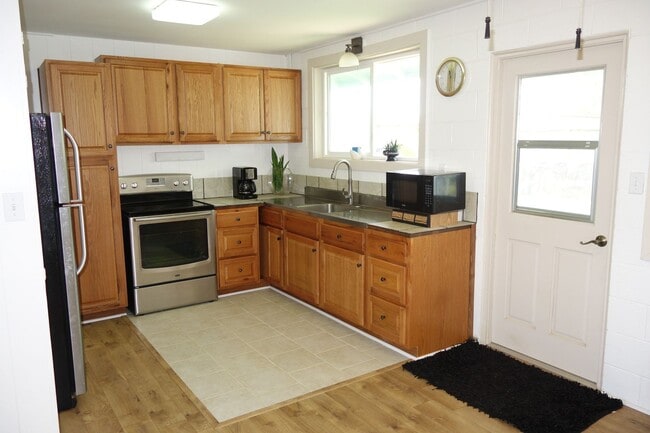 Building Photo - 3 BD / 1.5 BA Home in Waialua!