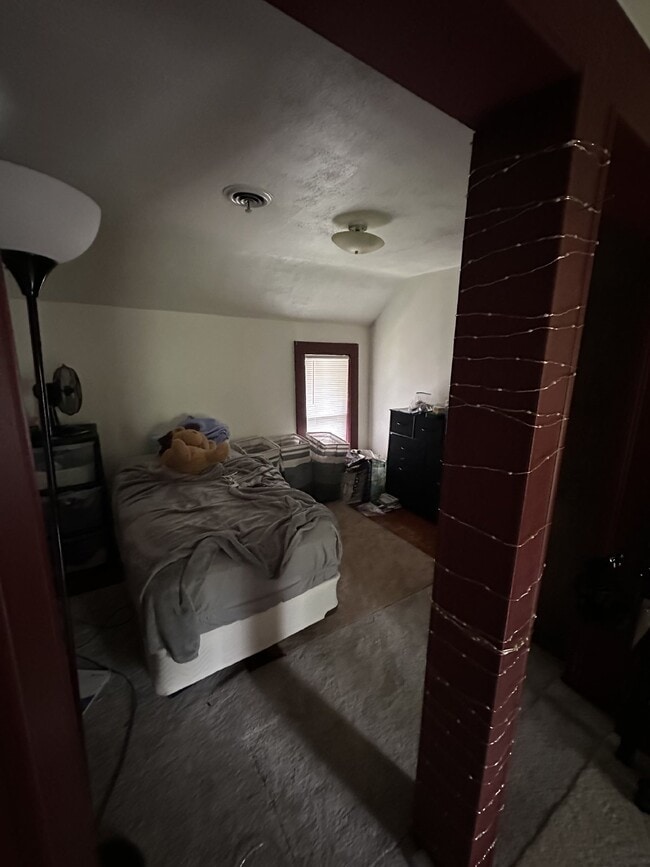 Building Photo - Awesome 3 bedroom 1 bath - available for J...