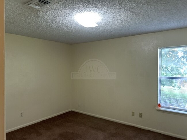 Building Photo - 821 Michelle Dr