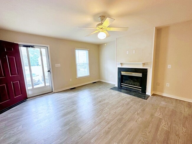 Building Photo - 4 Bedroom Townhouse Near Chesterfield Cour...