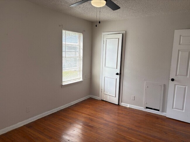 Building Photo - 5530 Lakefield Dr