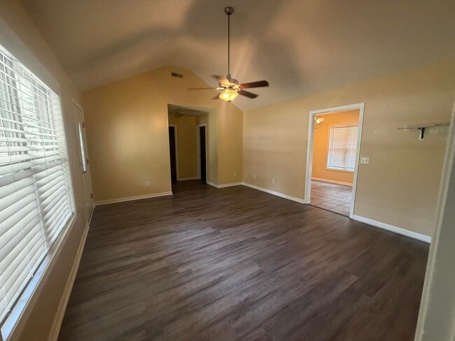 Building Photo - 30 Spanish Moss Cir