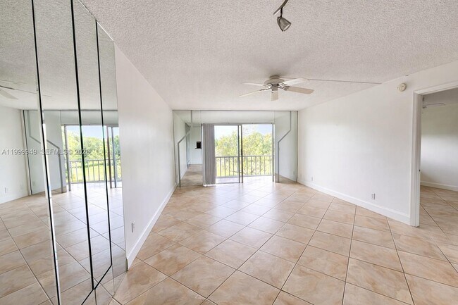 Building Photo - 950 Hillcrest Dr