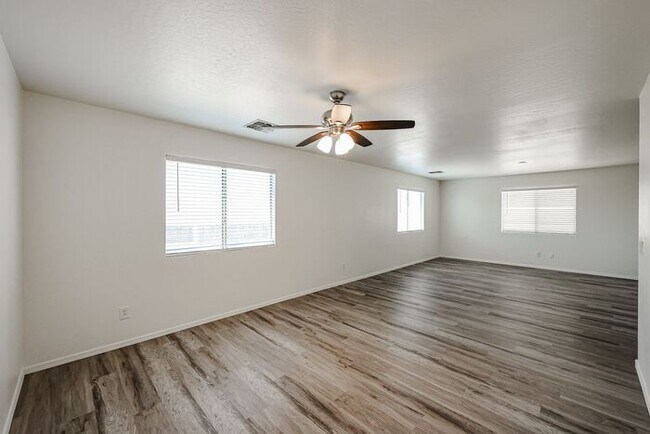 Building Photo - COMING SOON !! 4 BED 2.5 BATH, 2200+ SFT IN CAMELBACK RANCH, PHOENIX