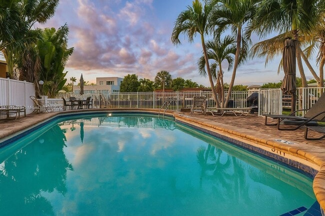 Building Photo - 1100 Pine Dr