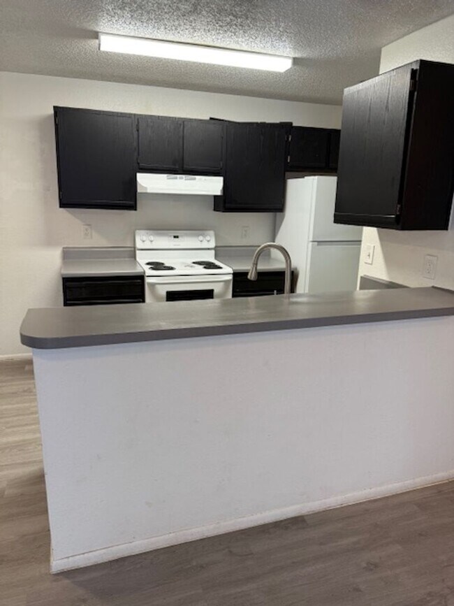 Building Photo - Large Two bedroom Condo
