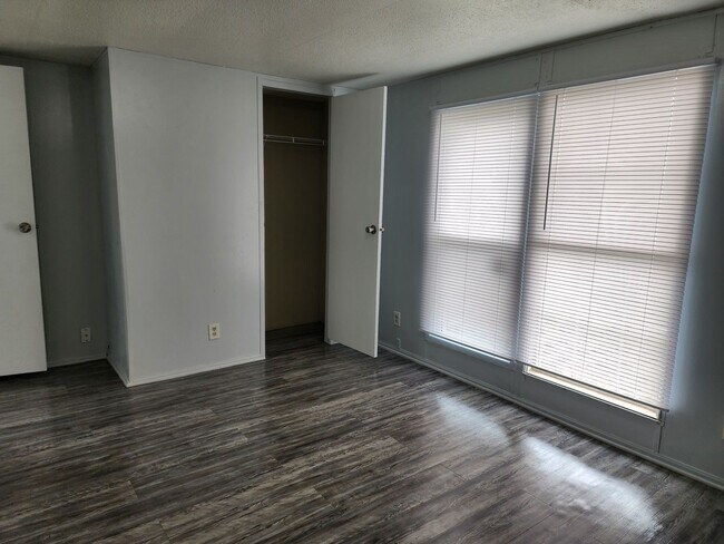 Building Photo - 1308 N Avenue J