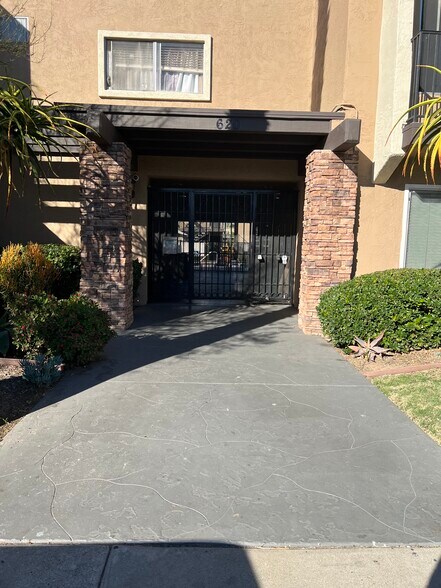 Building Photo - 620 E Lexington Ave