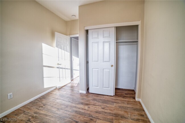 Building Photo - 1989 Songbird Ct