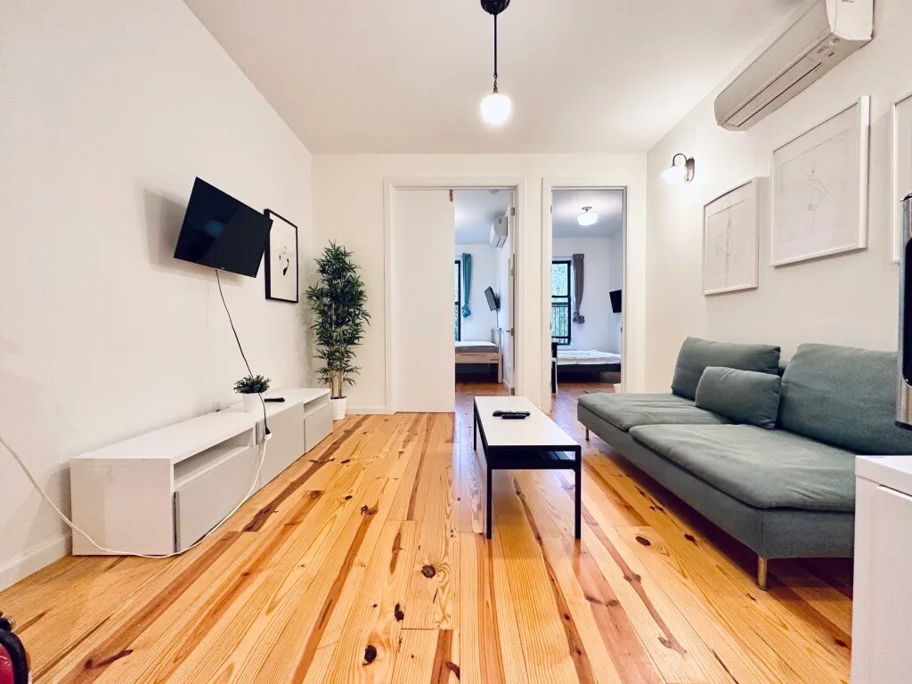 Building Photo - Furnished room/NOT APARTMENT