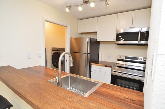 Building Photo - 10263 Gandy Blvd N