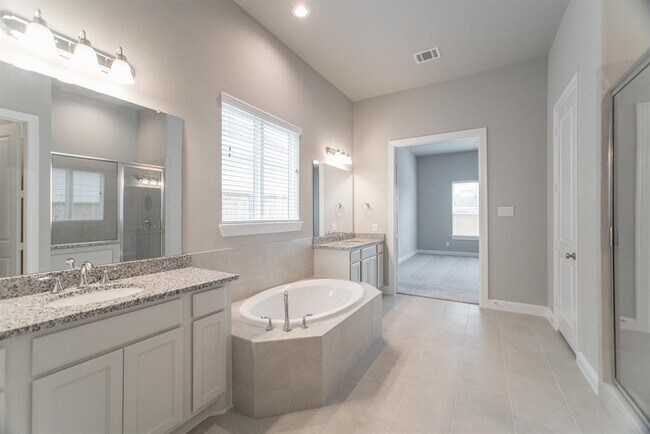 Building Photo - 2344 Goldenglade Dr