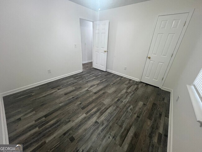 Building Photo - 545 E Country Woods Dr
