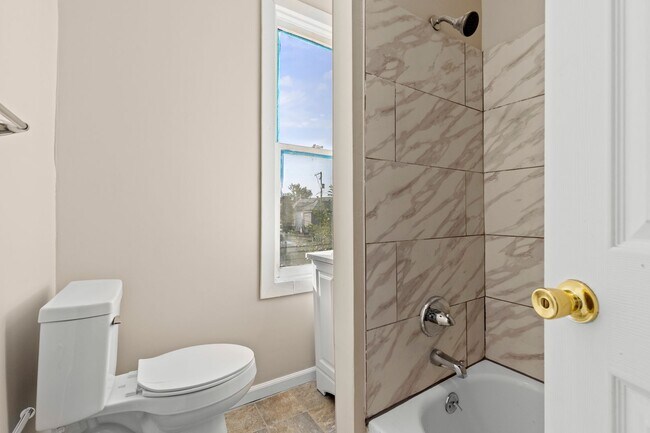 Building Photo - Spacious 4 Bedroom Single Family on Susquehanna St