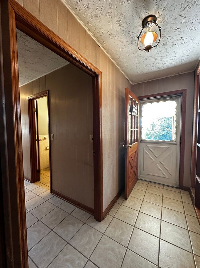 Building Photo - **Move-In Special !! 3 bed/ 2 bath rancher...