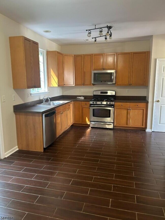 Building Photo - 310 Winding Hill Dr