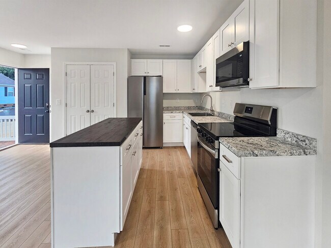 Building Photo - 7 Paris Creek Ct