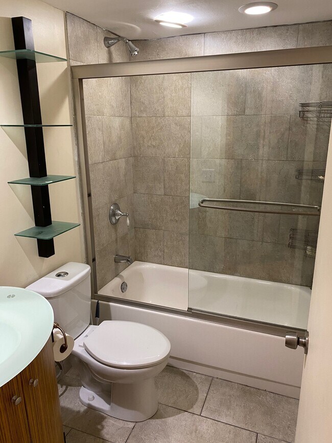guest bath - 651 W Sheridan Rd
