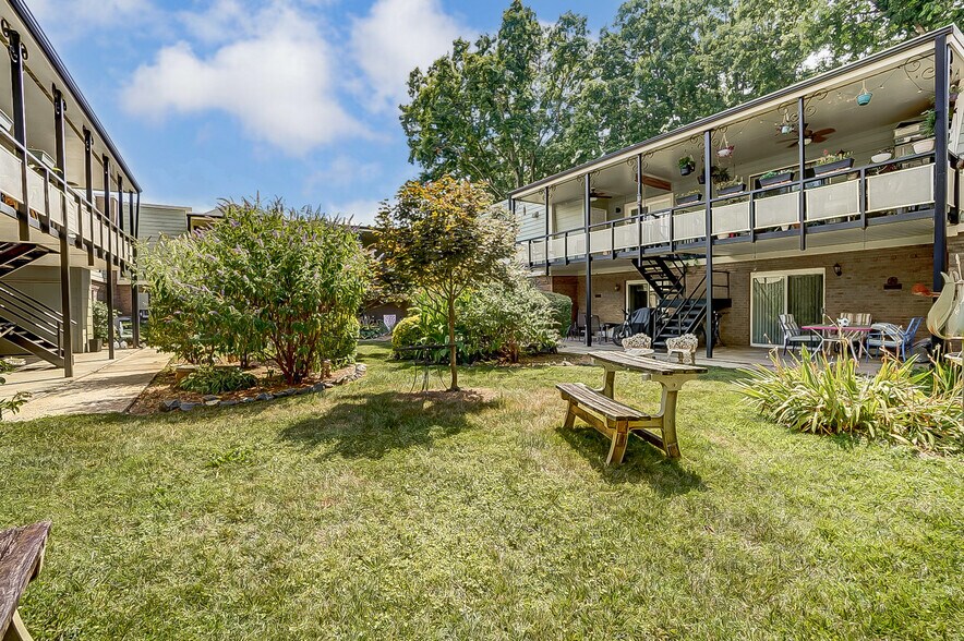 Building Photo - 2600 Park Rd