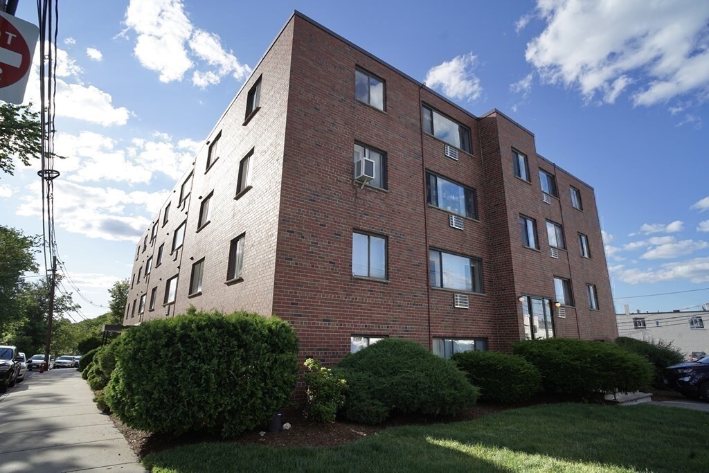 Building Photo - 12 Riverside St