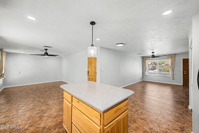 Building Photo - 855 W Lindner Ave