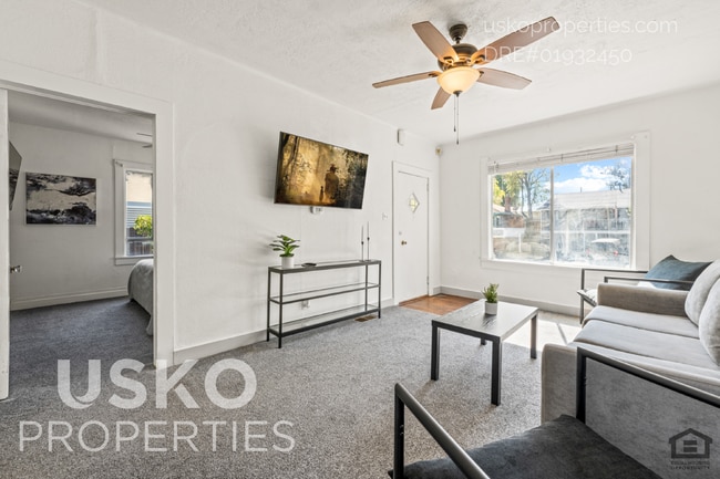 Building Photo - 808 Main St