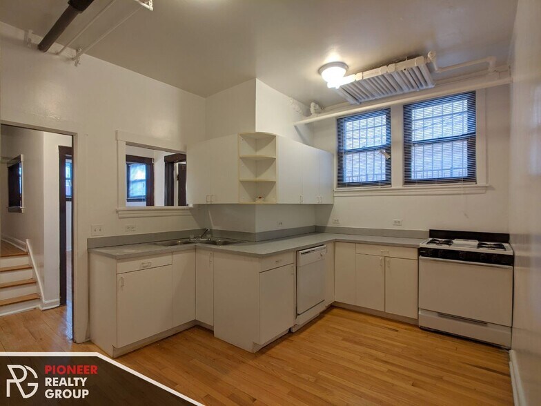 Building Photo - 820 W Waveland Ave
