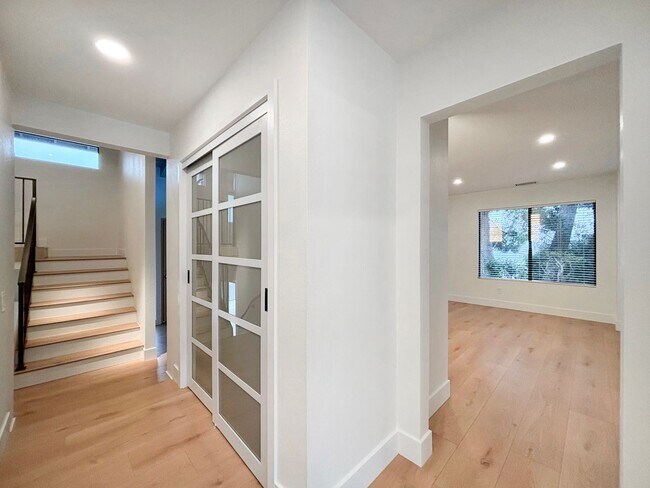 Building Photo - Beautifully Renovated 3BD/2.5BA House in L...