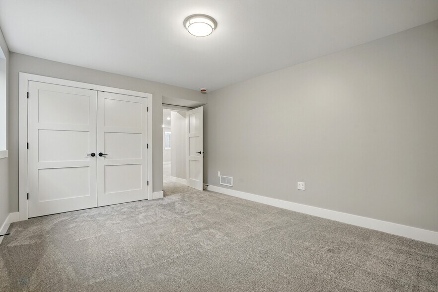 Building Photo - 933 Long Dr