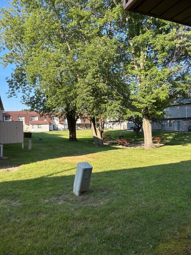 Building Photo - 310 E 60th Ct